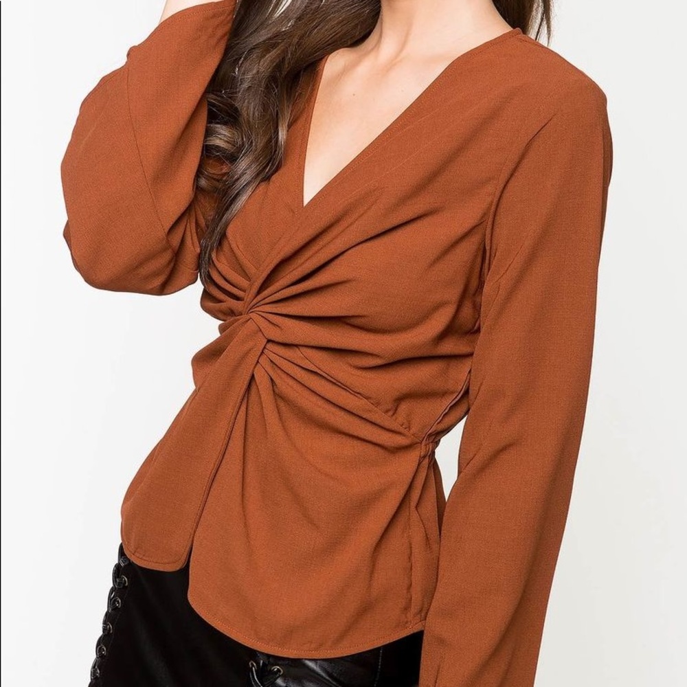 🆕 (S) Knot Front Blouse